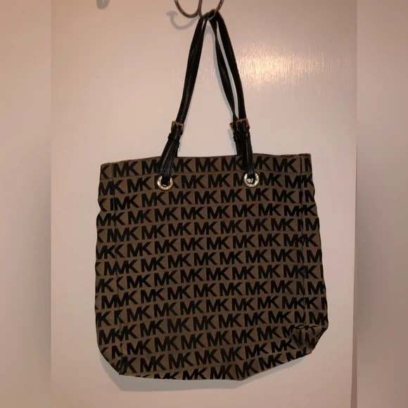 MK tote. Gently used. - Picture 1 of 2